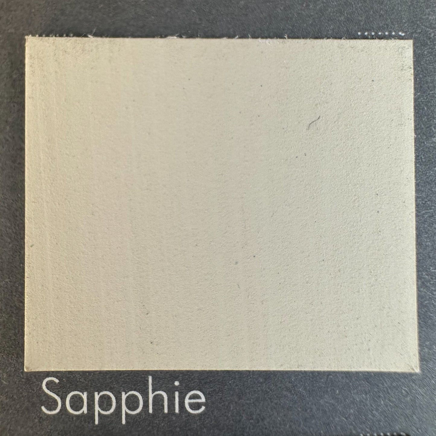 Sapphie – Feiner Kreideton