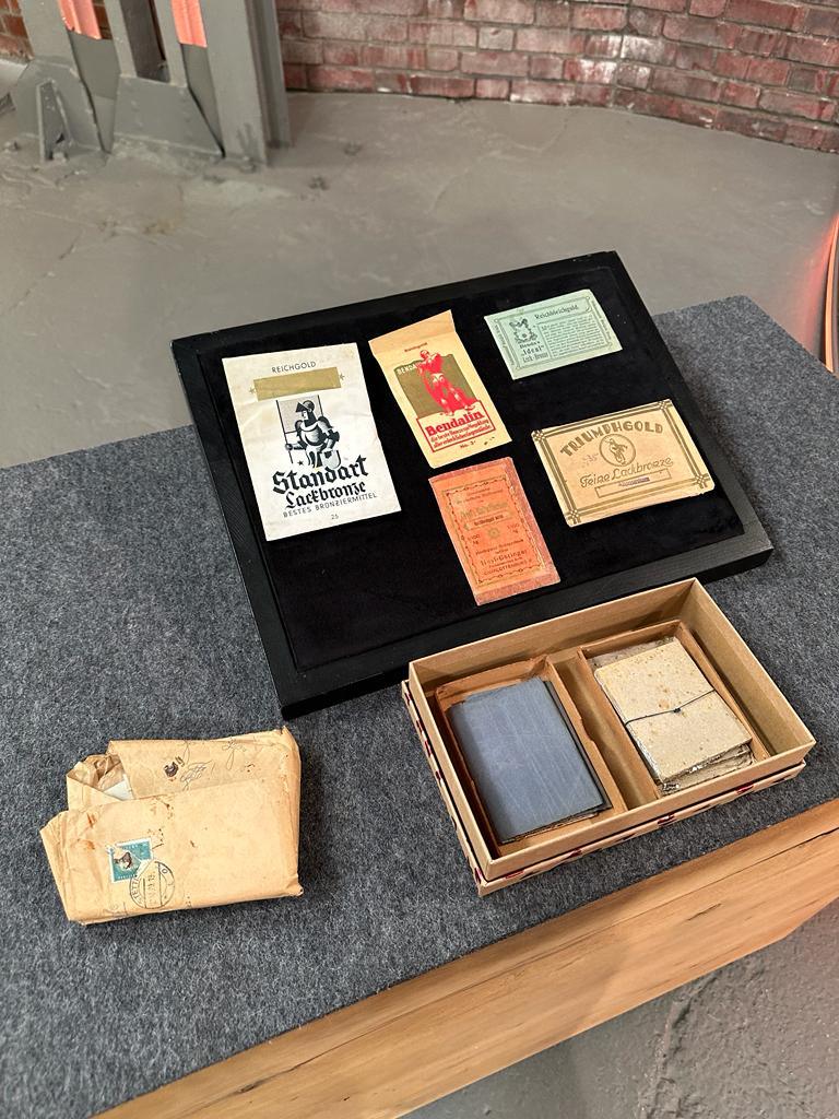 Antikes Oberflächenveredelungs-Set von 1910 aus Blattgold, Lackbronze, Bronzestaub - aus Bares für Rares 2024 - Werkstattfürschönes