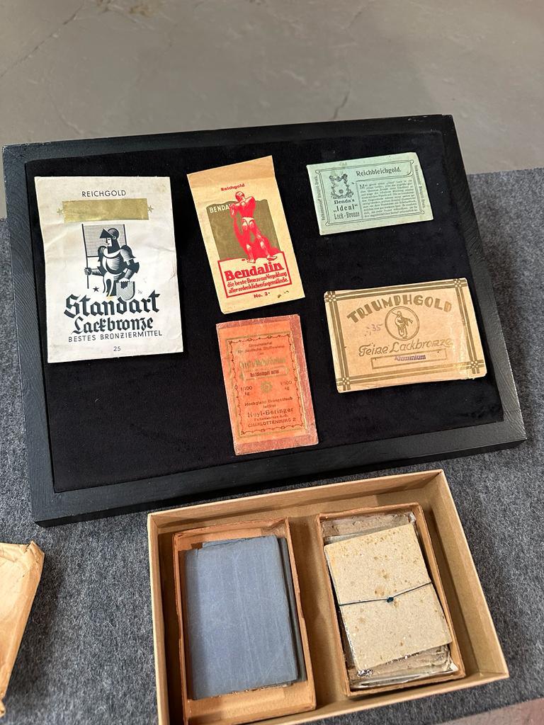 Antikes Oberflächenveredelungs-Set von 1910 aus Blattgold, Lackbronze, Bronzestaub - aus Bares für Rares 2024 - Werkstattfürschönes