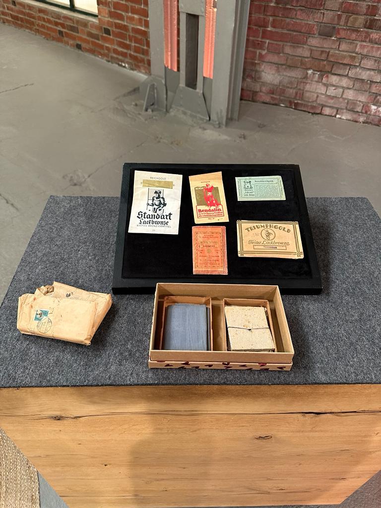Antikes Oberflächenveredelungs-Set von 1910 aus Blattgold, Lackbronze, Bronzestaub - aus Bares für Rares 2024 - Werkstattfürschönes