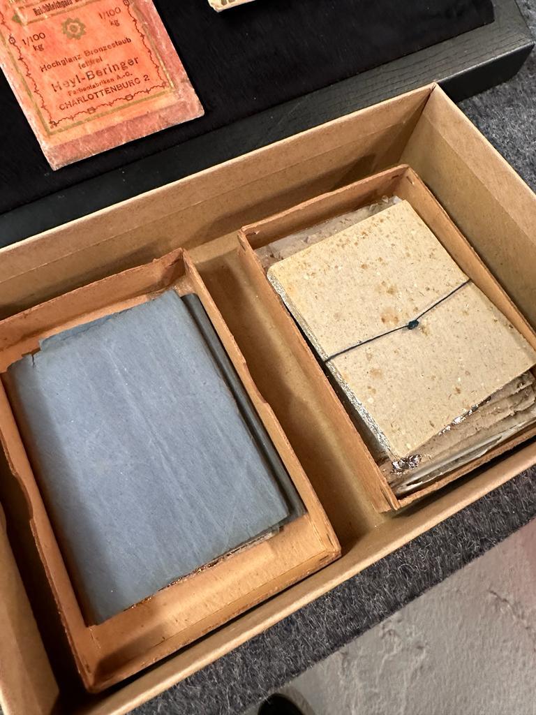 Antikes Oberflächenveredelungs-Set von 1910 aus Blattgold, Lackbronze, Bronzestaub - aus Bares für Rares 2024 - Werkstattfürschönes