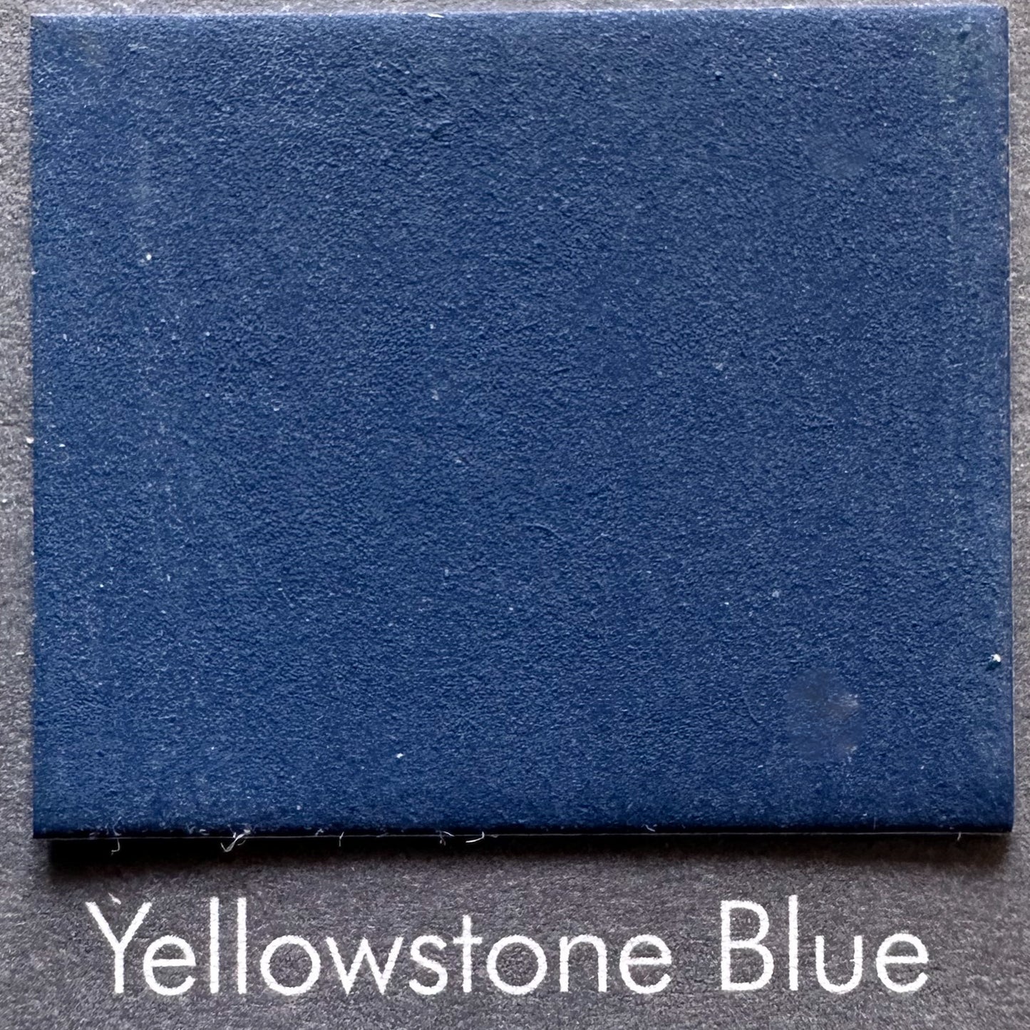Yellowstone Blue – Tiefes Bergseeblau