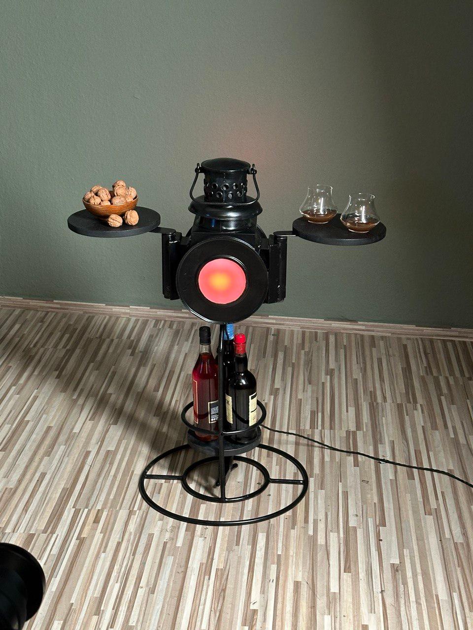 HÄNDLERSTÜCK 2024/25: Eisenbahn Laterne mit Philips Hue Birne als Beistelltisch - Werkstattfürschönes