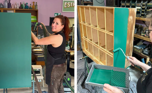 Frau restauriert Regal in Werkstatt für Schönes in Düsseldorf, trägt grüne Farbe auf Holz auf