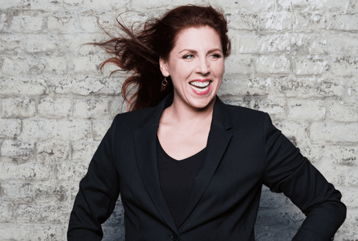 Frau in dunklem Blazer vor gemauerter Wand, Werkstattfürschönes Düsseldorf, DIY-Workshop-Expertin