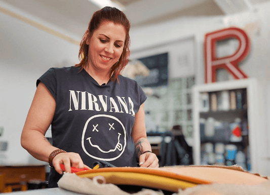 Frau schneidet Stoff in Werkstatt für Schönes Düsseldorf, DIY Workshop Handwerk