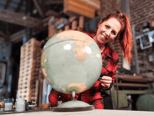 Frau in Werkstatt für Schönes Düsseldorf restauriert Globus, DIY-Workshop, Handwerk