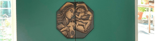 Reliefkunst einer Mutter mit Kind an grüner Wand in der Werkstatt für Schönes Düsseldorf
