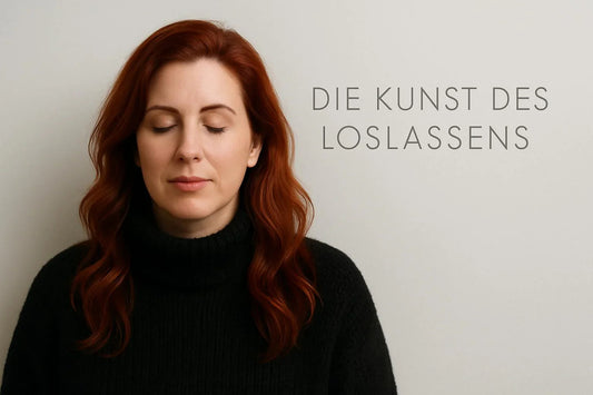 Frau mit roten Haaren in schwarzem Pullover, geschlossene Augen, Text: Die Kunst des Loslassens
