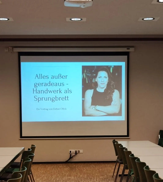 09/25 Premiere „Alles außer geradeaus"