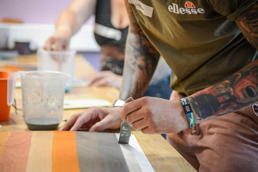 Workshop in Düsseldorf-Gerresheim: Person bemalt Holz mit Pinsel, DIY und Handwerkskurs