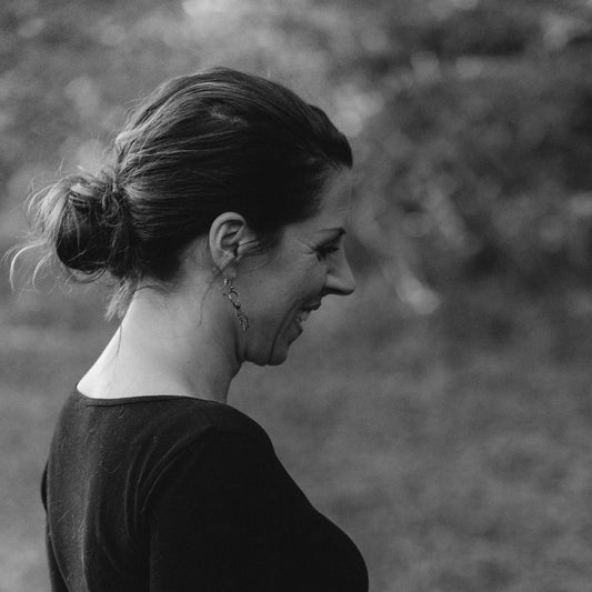 Frau im Profil mit Dutt im Freien, Werkstattfürschönes Düsseldorf, schwarz-weiß Portrait