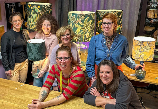 Workshop-Teilnehmerinnen in Düsseldorf zeigen kreative, handgemachte Lampenschirme in Werkstattfürschönes