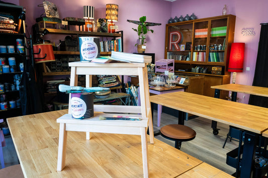 Werkstatt für Schönes Düsseldorf: Kreativer Workshopraum mit Holzarbeitsplätzen, Farben und Pinseln