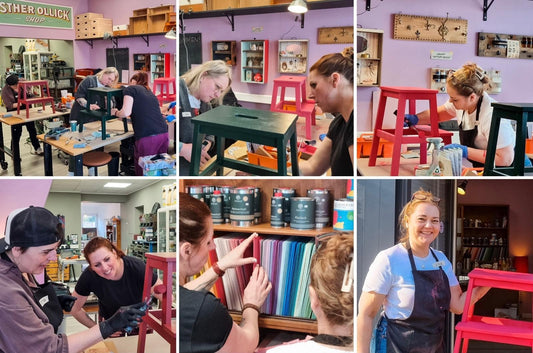 Frauen bemalen Hocker in der Werkstattfürschönes Düsseldorf bei kreativem DIY Workshop.