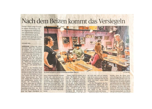 Zeitungsartikel über Werkstattfürschönes: Esther Ollick leitet DIY-Workshop zur Möbelaufarbeitung in Düsseldorf, Teilnehmer an Werkbänken