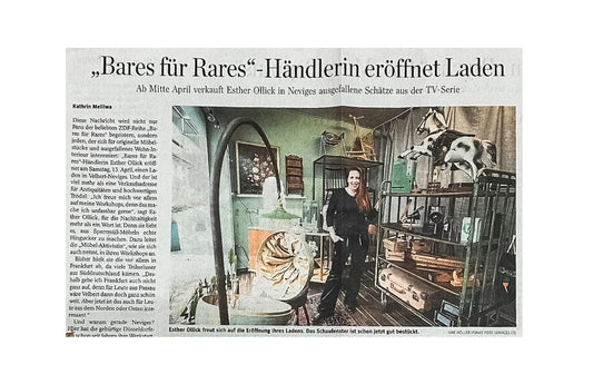 Zeitungsartikel über Werkstattfürschönes in Düsseldorf, Frau steht im dekorierten Laden mit Vintage-Möbeln