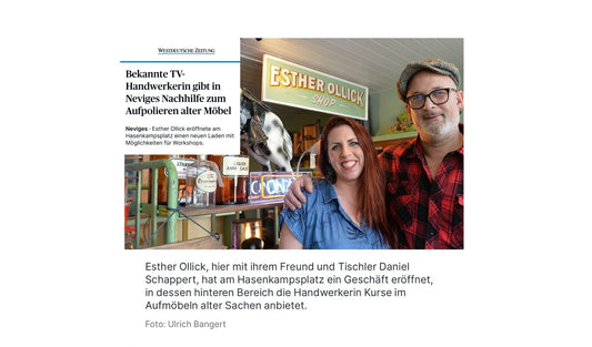 Zwei Handwerker vor Werkstatt für Schönes in Düsseldorf, Schild 'Esther Ollick Shop' sichtbar