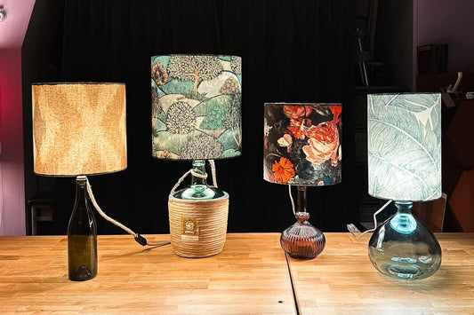 Vier handgefertigte Lampenschirme aus Workshop in Düsseldorf, verschiedene Muster auf Holztablett