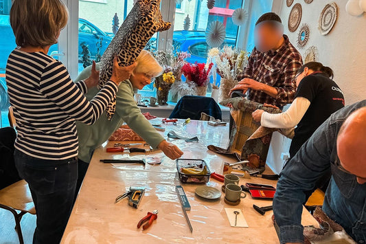 Workshop Polstern bei Werkstattfürschönes, Teilnehmer arbeiten an Möbeln, kreative Atmosphäre