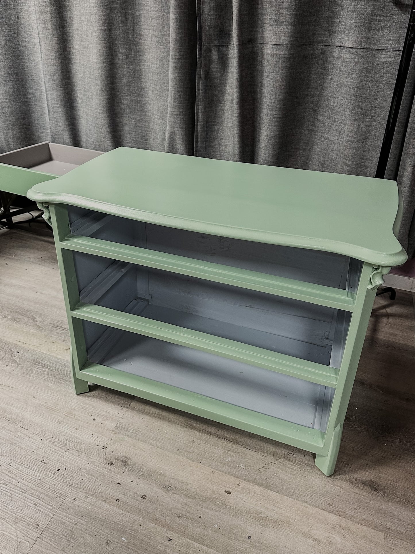 Gründerzeit-Kommode "AURELIA" im Salbei-Makeover
