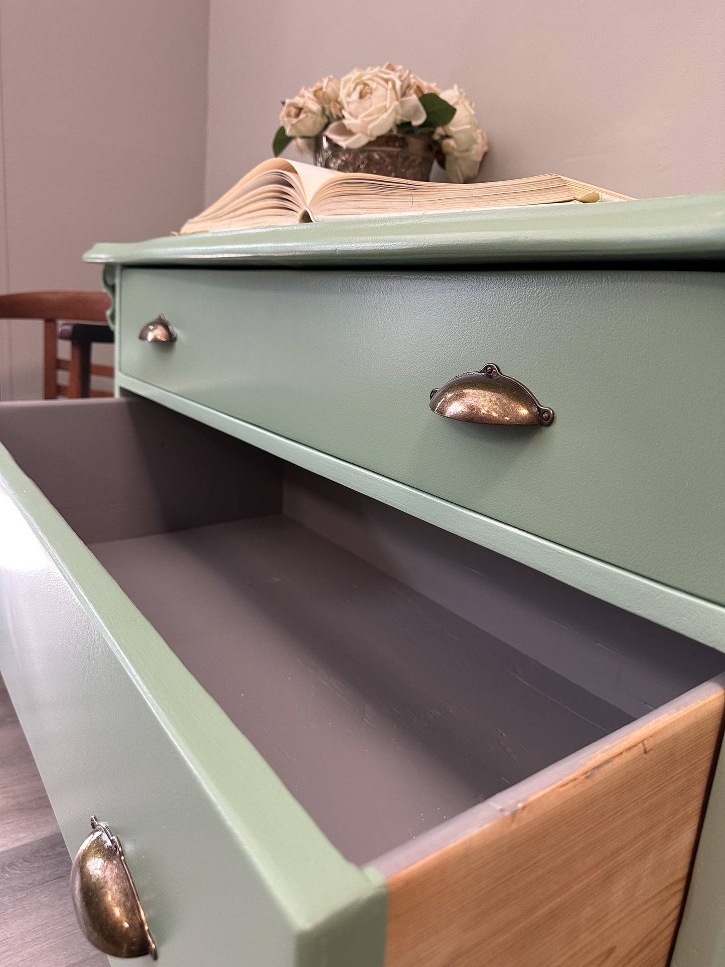 Gründerzeit-Kommode "AURELIA" im Salbei-Makeover