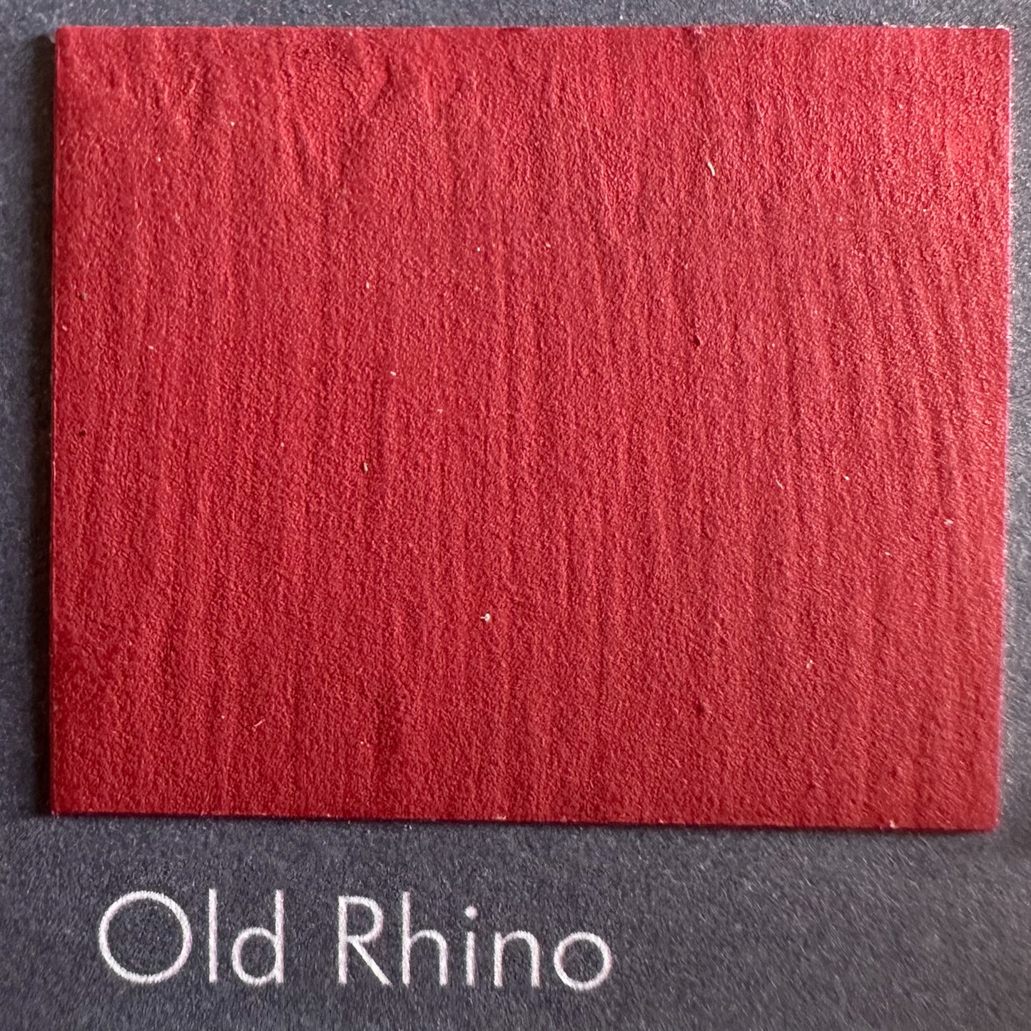 Old Rhino – Tiefes Kaminrot