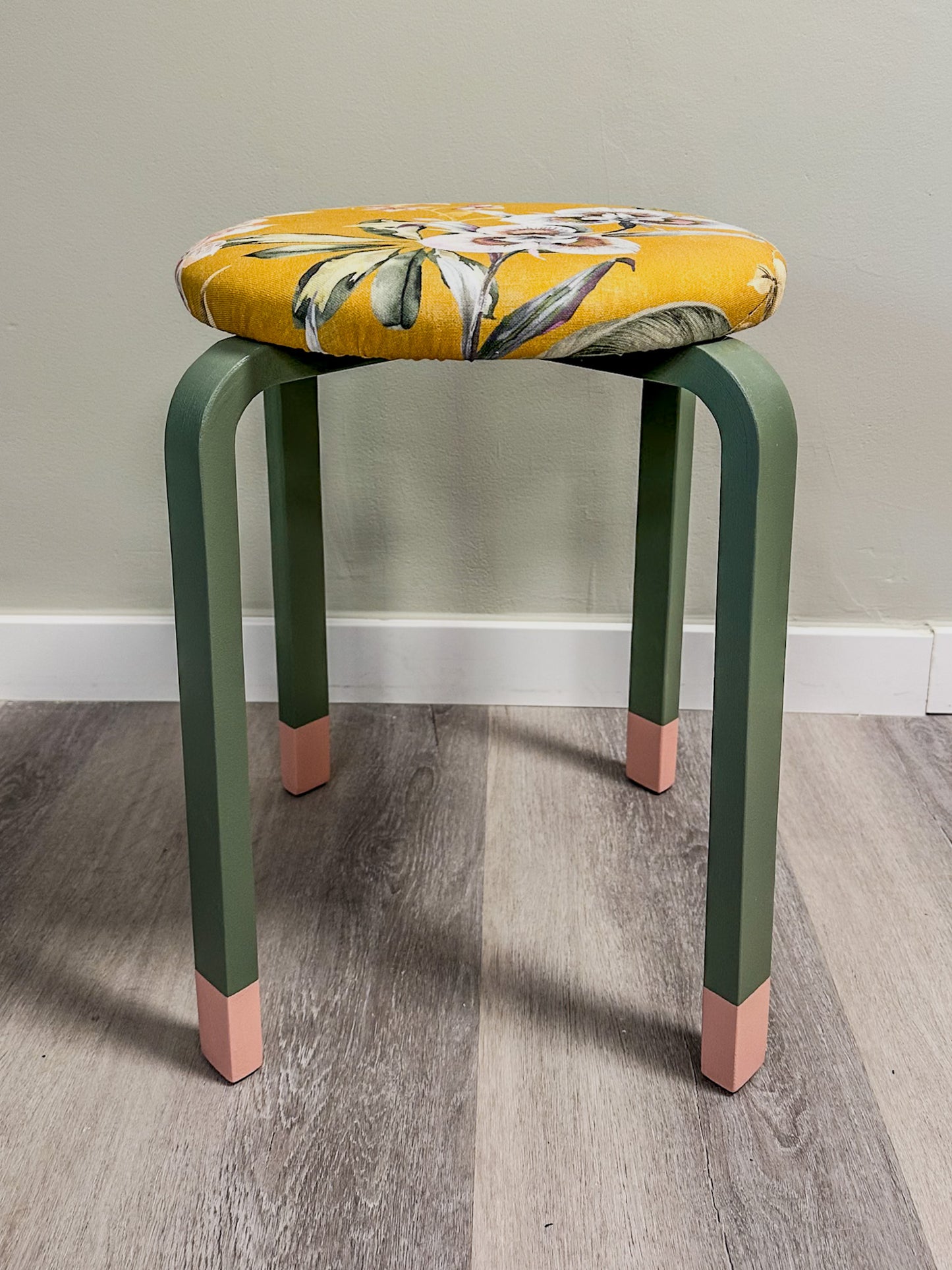 Polsterhocker "HANNI" mit Dip-Dye-Detail