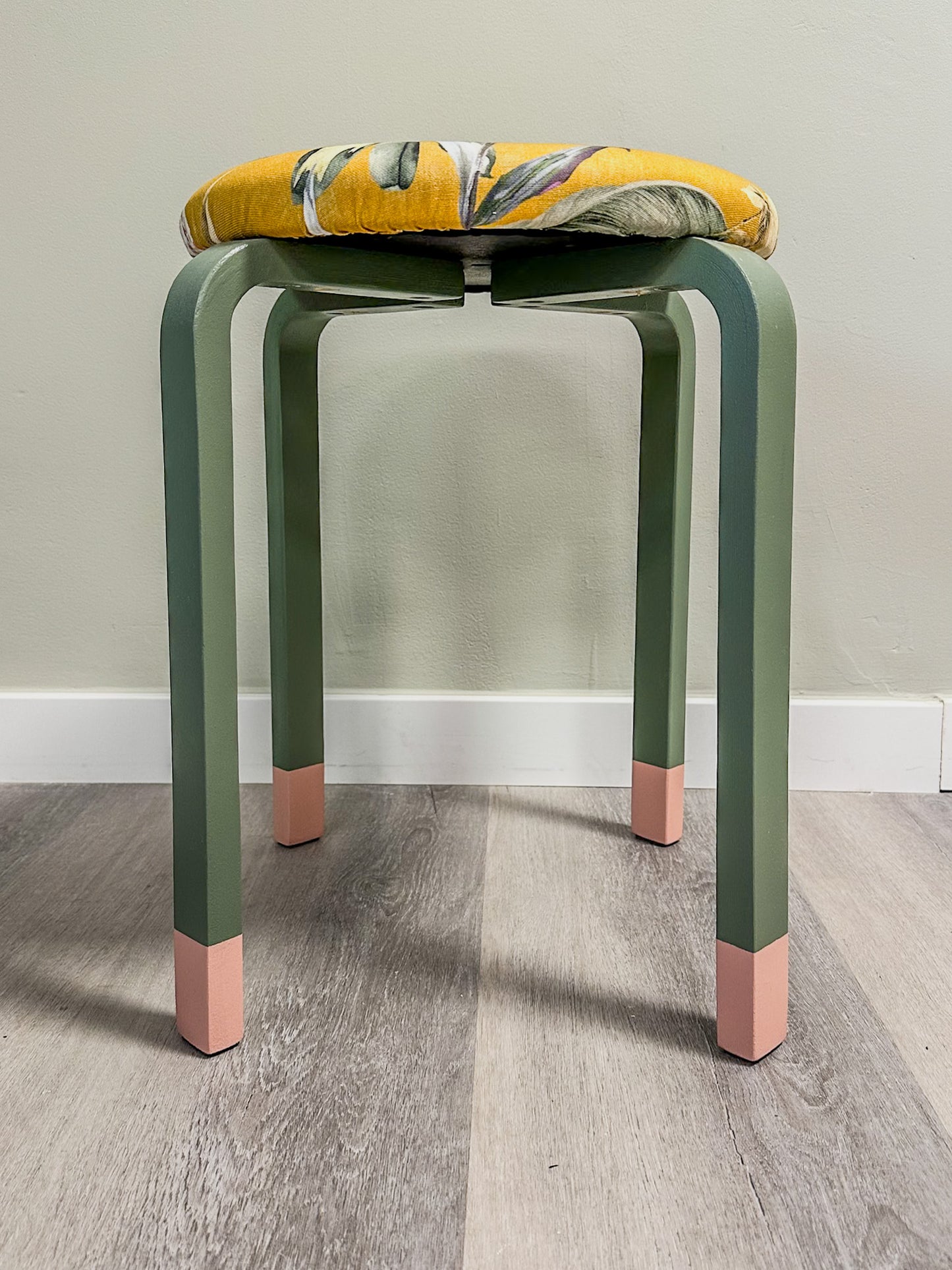 Polsterhocker "HANNI" mit Dip-Dye-Detail