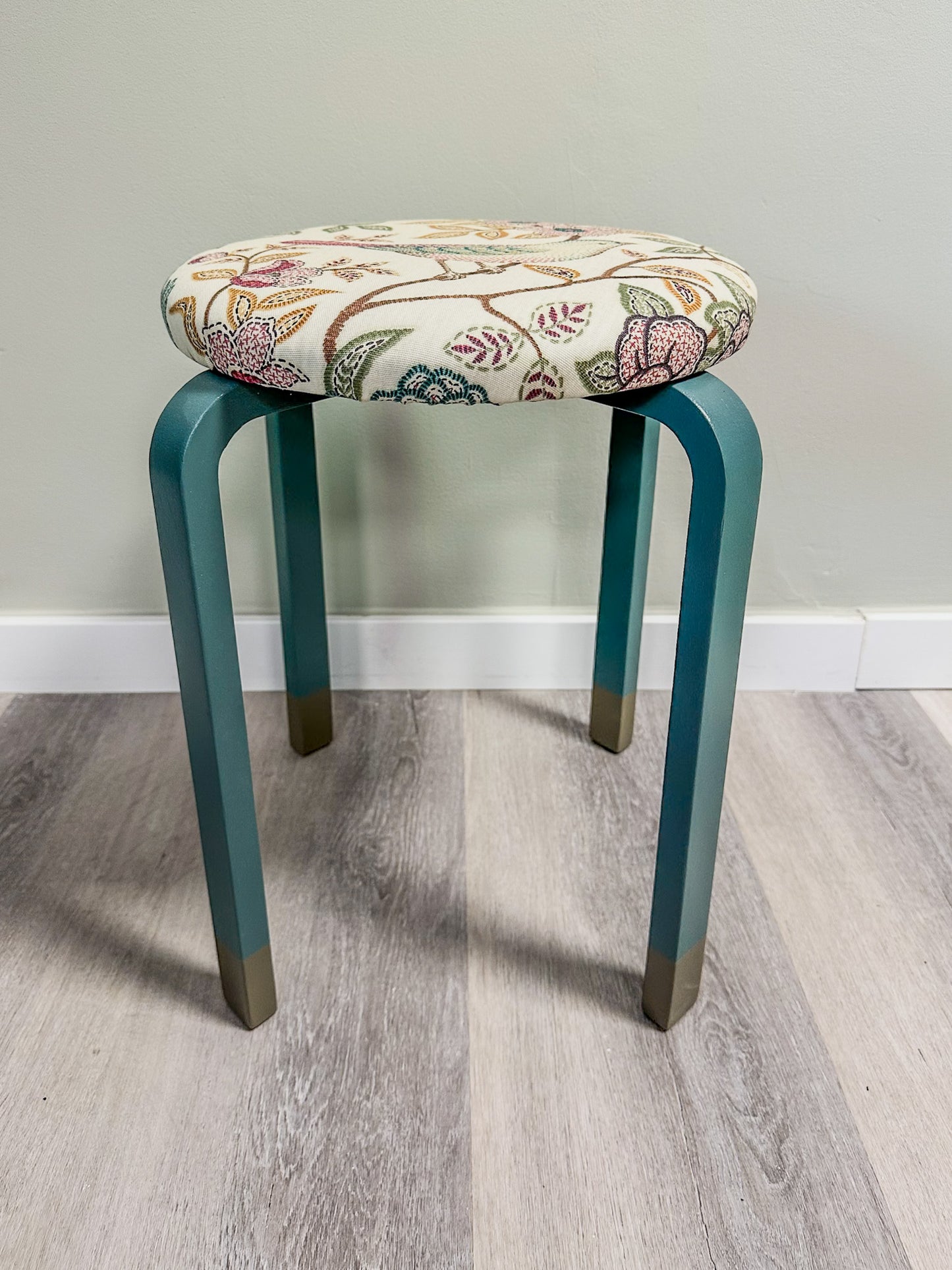 Polsterhocker "NANNI" mit Dip-Dye-Detail