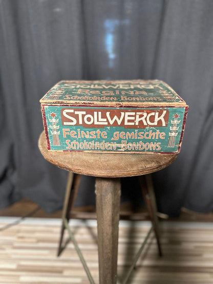 HÄNDLERSTÜCK 2024/25: Stollwerck Standvitrine aus den Händlerstücken - Werkstattfürschönes