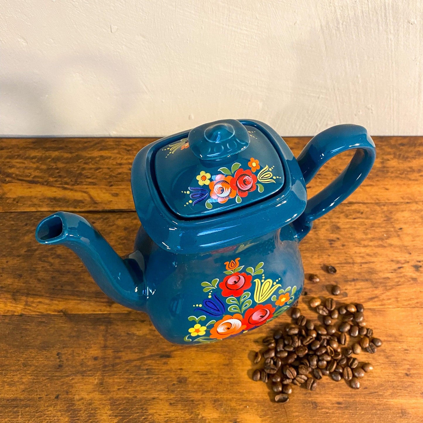 Hübsche Folklore Kaffeekanne in Petrol mit bunten Blumen - Esther-Ollick.shop