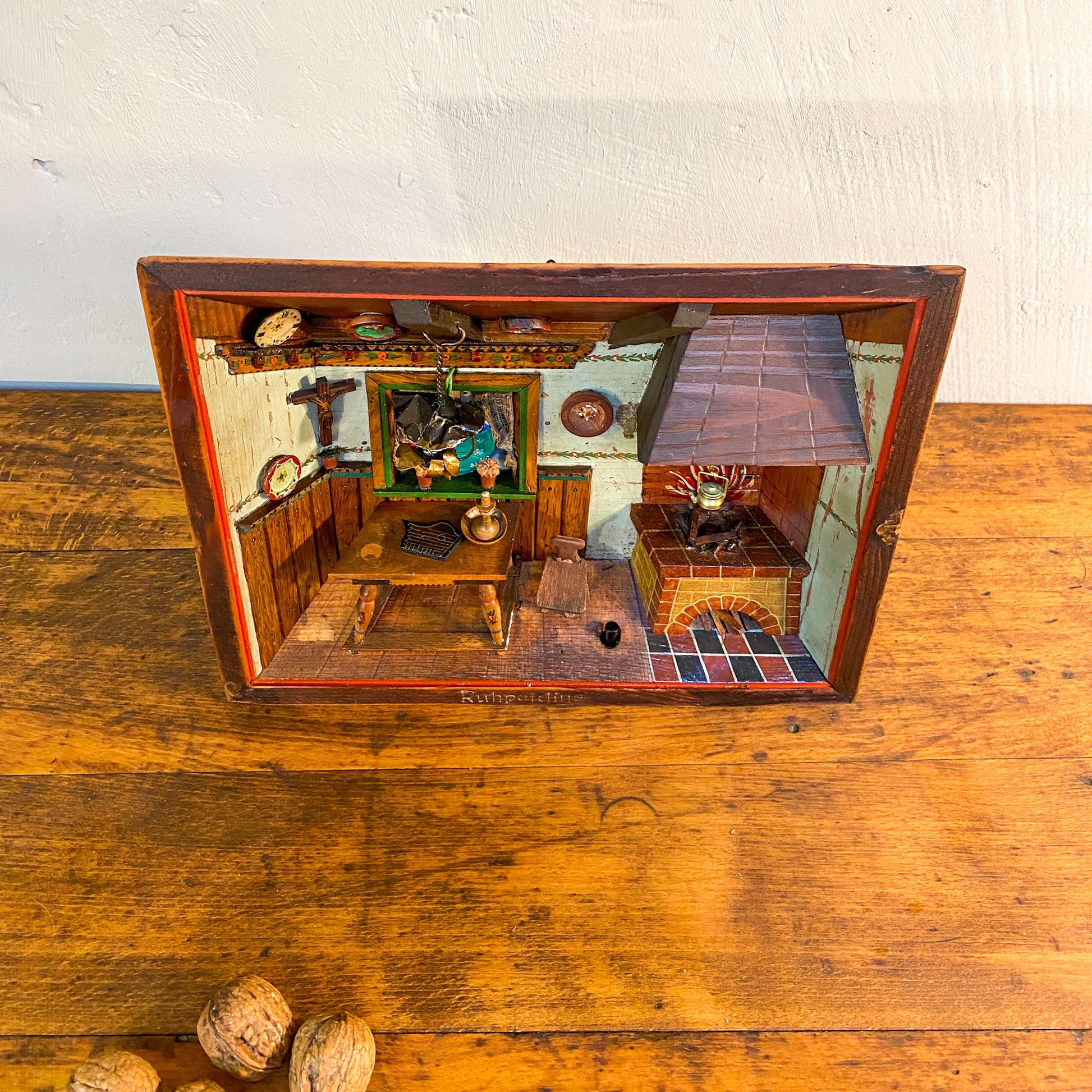 Antikes Diorama "Ruhpolding" Kastenbild Bauernstube mit Interieur, um 1900 - Esther-Ollick.shop