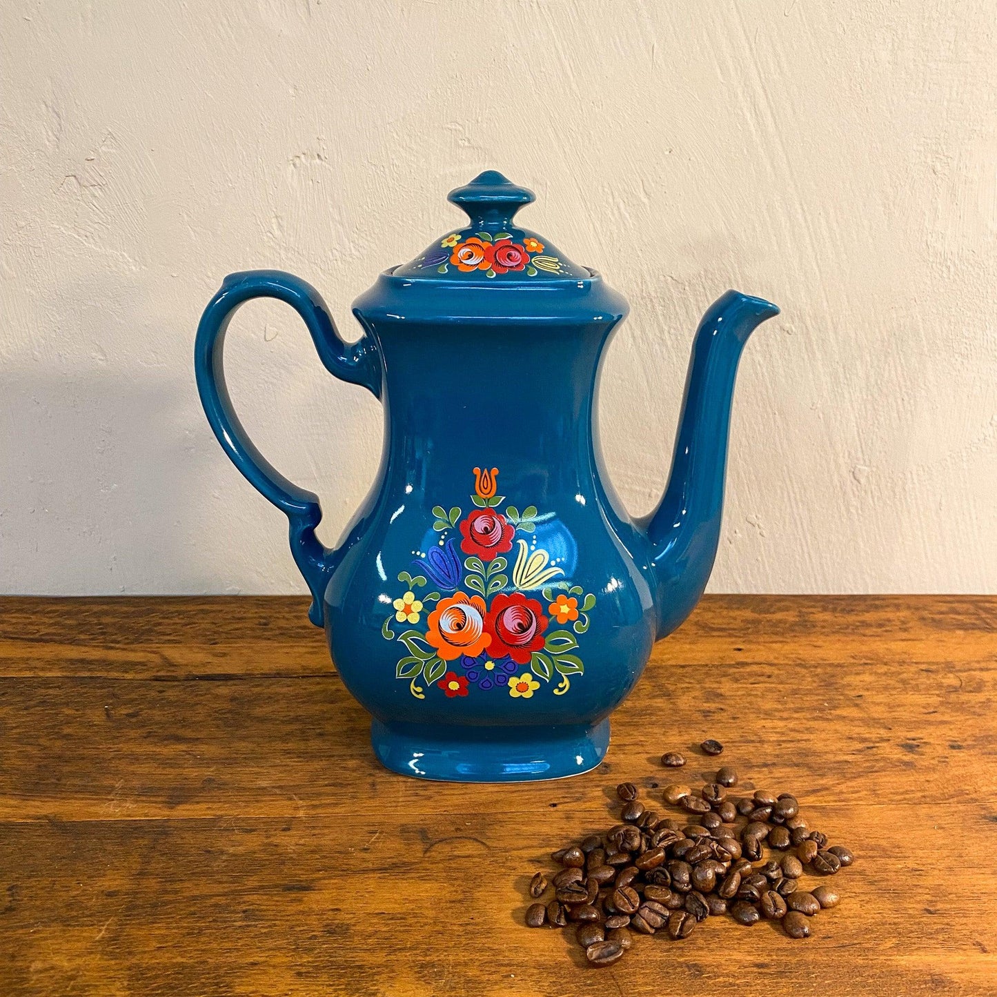 Hübsche Folklore Kaffeekanne in Petrol mit bunten Blumen - Esther-Ollick.shop