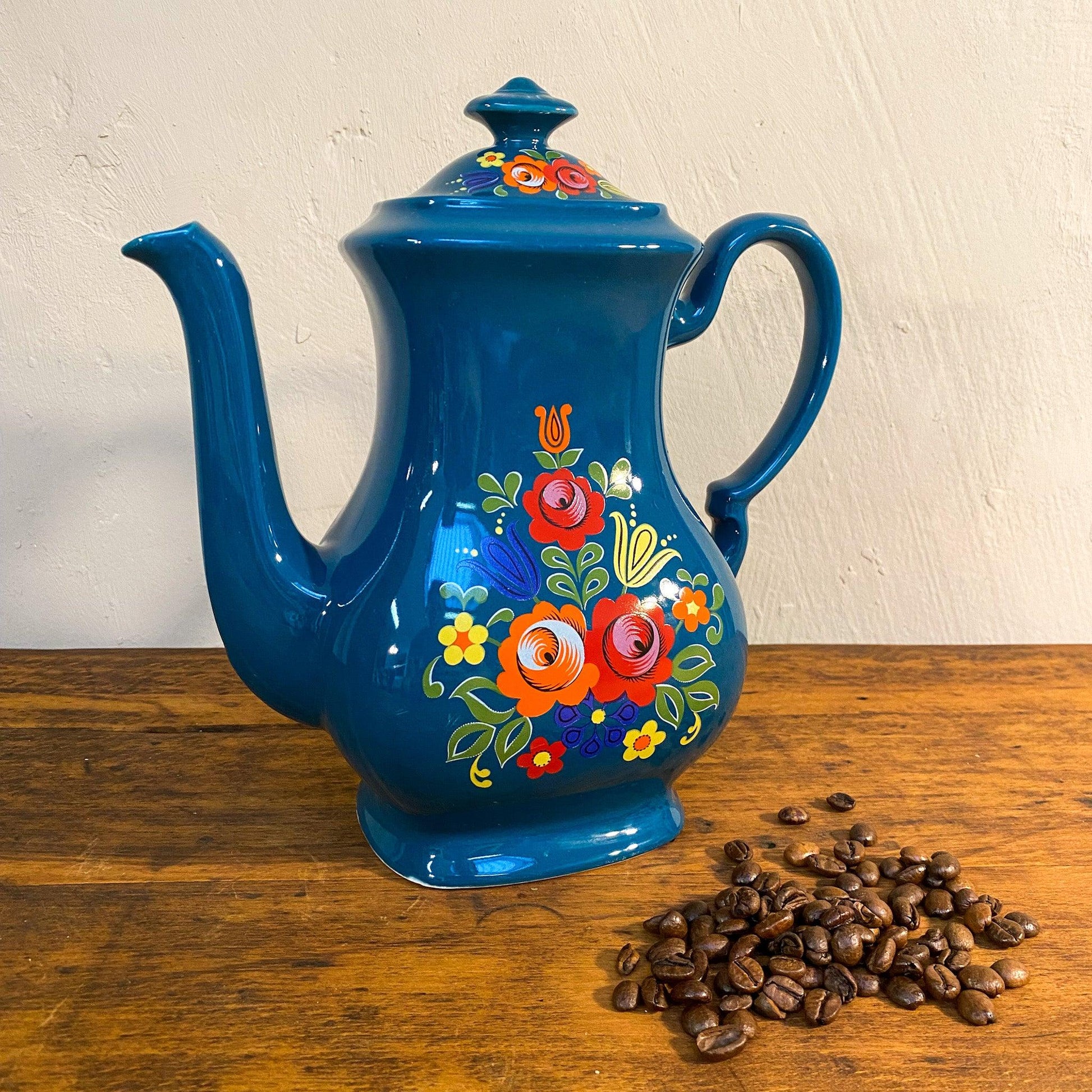 Hübsche Folklore Kaffeekanne in Petrol mit bunten Blumen - Esther-Ollick.shop